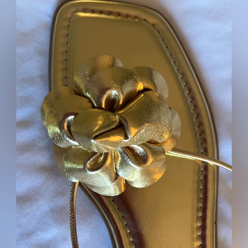 STUNNING FLAT GOLD FLORAL GLADIATOR SANDALS - Picture 6 of 8